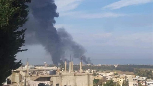 استخدمت لنقل النفط العراقي.. اندلاع حريق في أنبوب لنقل الخام شمال لبنان (فيديو)